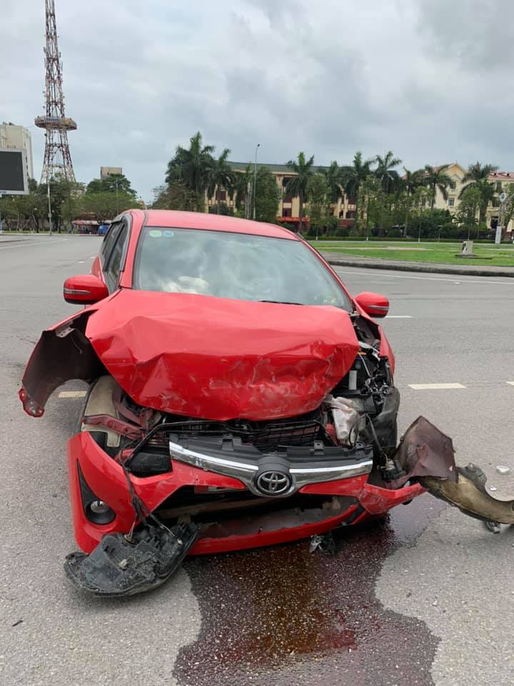 Chiếc ô tô Toyota Wigo bẹp dúm phần đầu xe