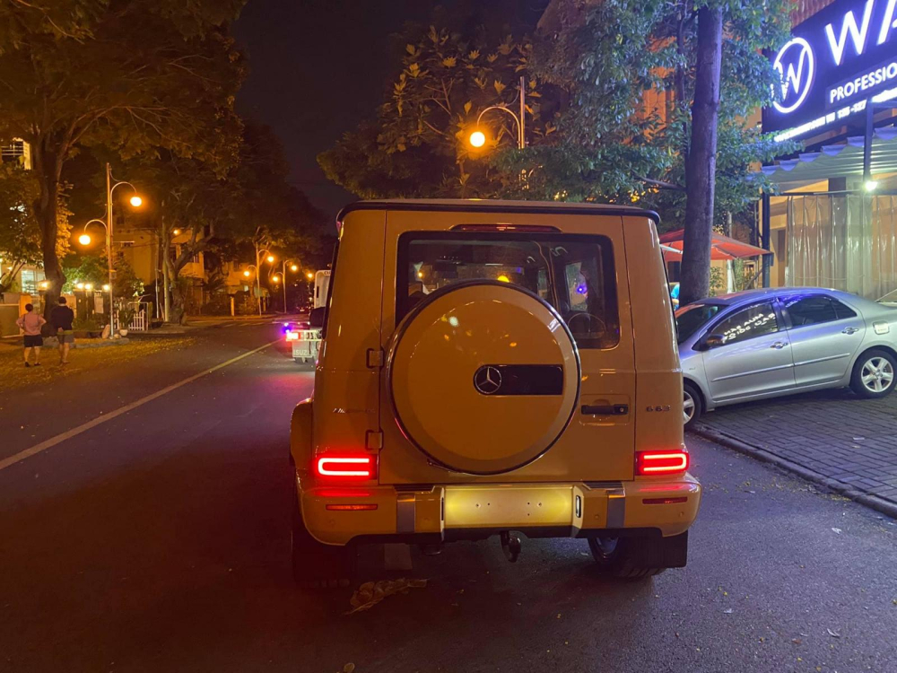 Màu sơn vàng cát sa mạc nổi bật ngay cả khi màn đêm buông xuống