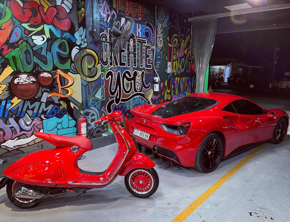Siêu xe Ferrari 488 GTB cùng Vespa 946 tông xuyệt tông trong bộ áo màu đỏ. Thậm chí ghế ngồi của 2 siêu phẩm này đều cùng màu đỏ