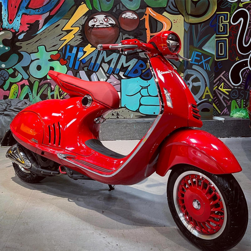 Chiếc Vespa 946 Red này được người bán tiết lộ có giá trên 500 triệu đồng