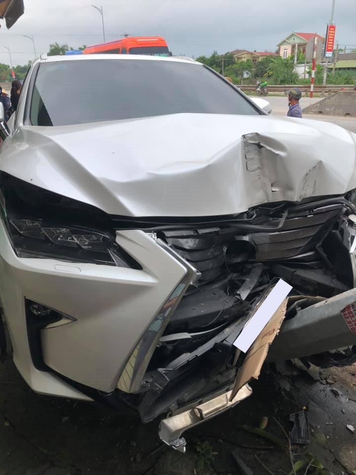 Thiệt hại của chiếc xe Lexus RX sau tai nạn với 2 xe máy ở Nghệ An Thiệt hại của chiếc xe Lexus RX sau tai nạn với 2 xe máy ở Nghệ An