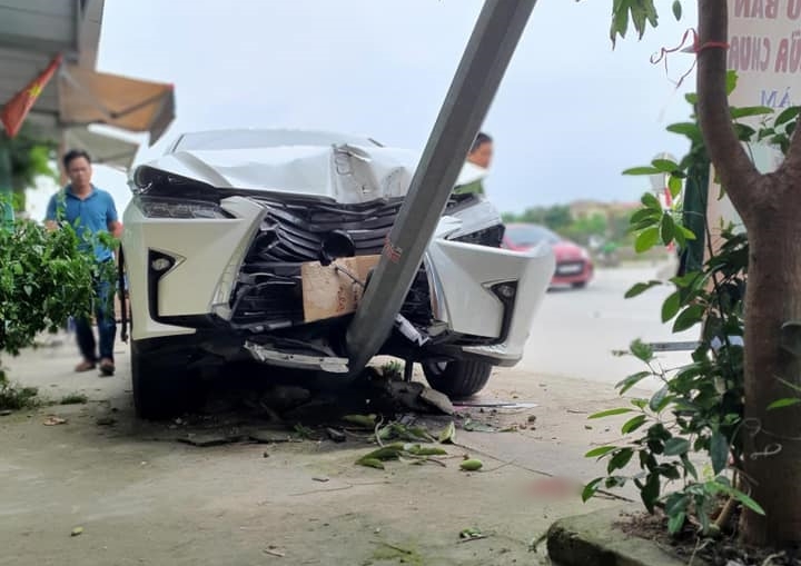 Xe Lexus RX tông gãy 1 trụ đèn Xe Lexus RX tông gãy 1 trụ đèn