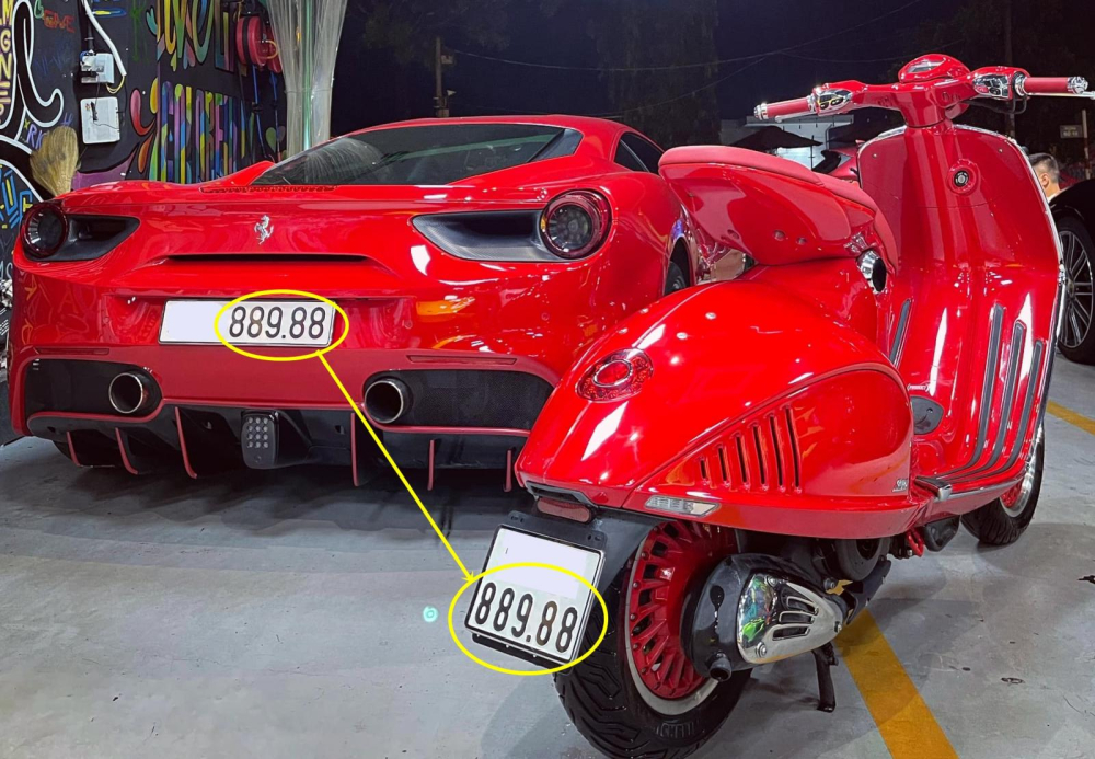 Điểm thú vị tiếp theo và có thể khiến không ít người yêu siêu xe mua sưu tập chính là Ferrari 488 GTB và Vespa 946 Red có chung dãy số 889.88