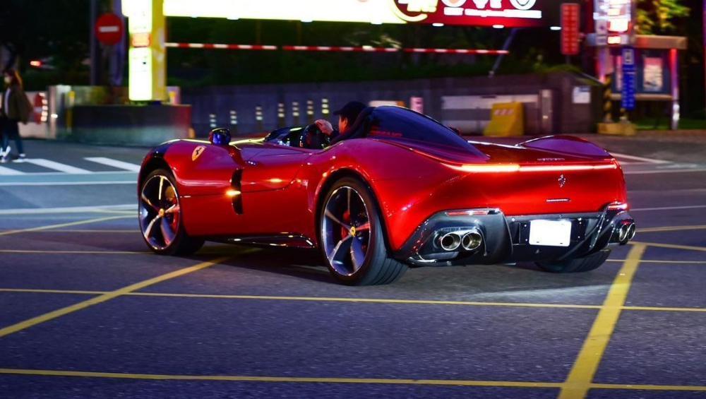 1 chiếc Ferrari Monza SP1 khác ở Đài Loan với điểm nhấn là sọc đèn chạy ngang hết đầu xe 1 chiếc Ferrari Monza SP1 khác ở Đài Loan với điểm nhấn là sọc đèn chạy ngang hết đầu xe