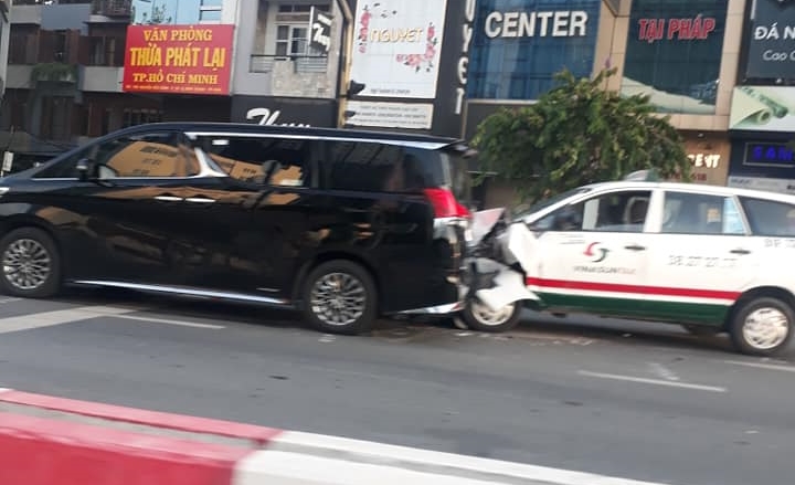 Cú tông này làm chiếc xe taxi vỡ nát phần đầu xe
