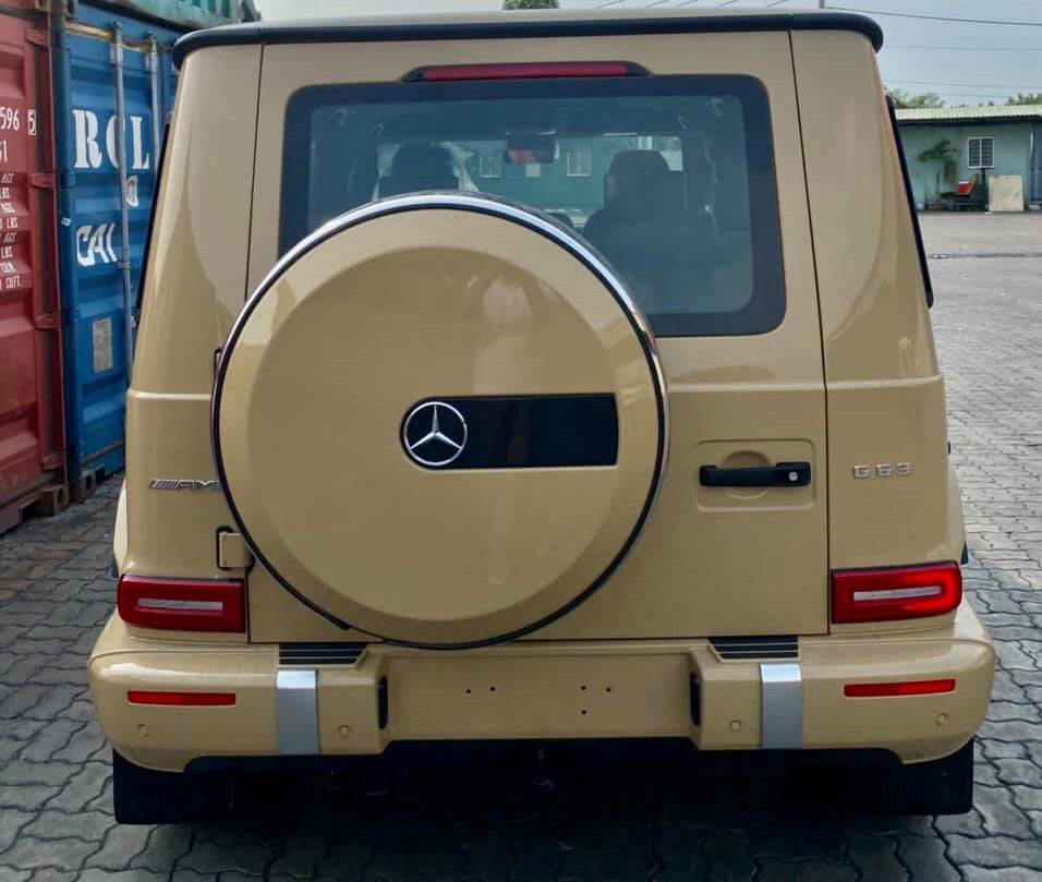 B&aacute;nh xe dự ph&ograve;ng sơn c&ugrave;ng m&agrave;u ngoại thất l&agrave; Desert Sand G-Manufaktur