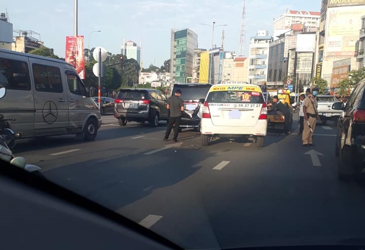 Hiện trường vụ xe taxi tông đuôi xe Lexus LM hơn 10 tỷ đồng trên đường Nguyễn Hữu Cảnh vào sáng nay