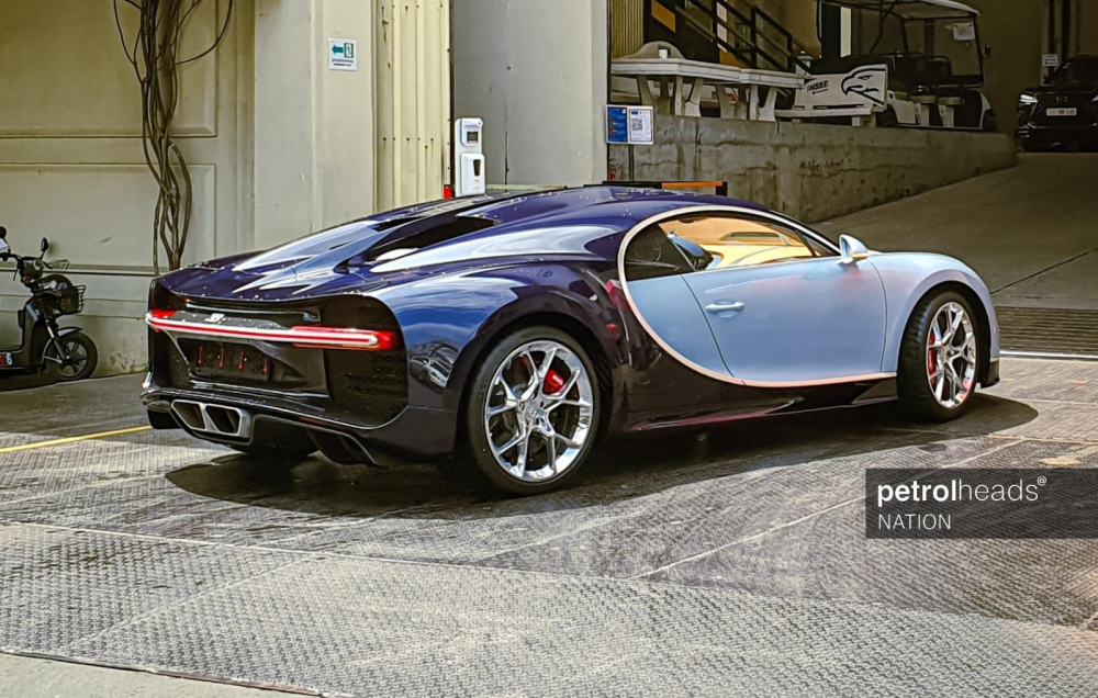 Nửa thân trước của chiếc Bugatti Chiron có màu Liquid Silver và nửa thân sau là màu Atlantic Blue Nửa thân trước của chiếc Bugatti Chiron có màu Liquid Silver và nửa thân sau là màu Atlantic Blue