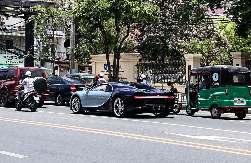 Bugatti Chiron trên đường phố Campuchia Bugatti Chiron trên đường phố Campuchia