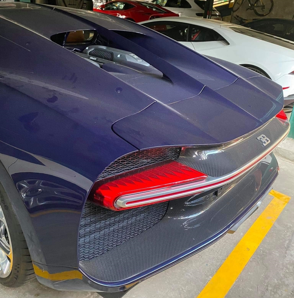 Chiếc si&ecirc;u xe triệu đ&ocirc; Bugatti Chiron mới về Campuchia đỗ chung hầm xe với &iacute;t nhất 1 chiếc Lamborghini Huracan v&agrave; Lamborghini Urus