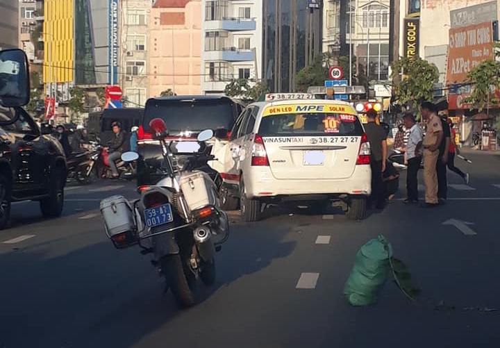 Lực lượng chức năng đang xử lý hiện trường vụ tai nạn