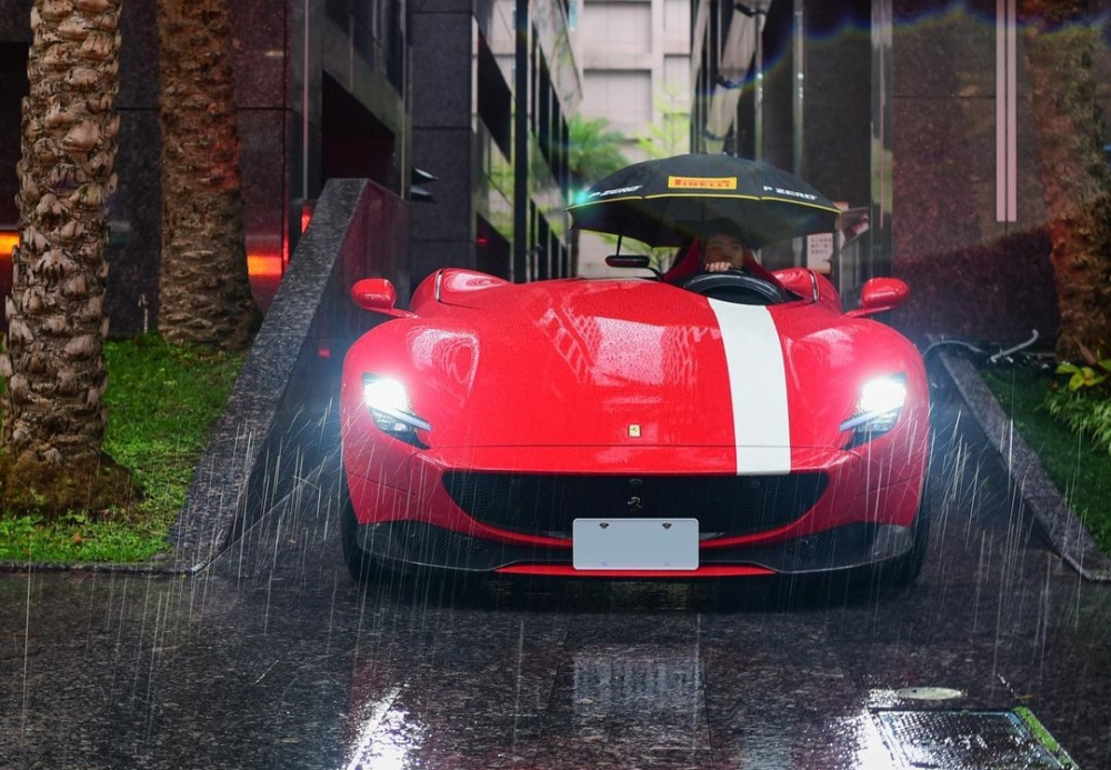 Khổ như đại gia: Chi hơn 65 tỷ đồng sở hữu Ferrari Monza SP1 nhưng mưa xuống phải che dù Khổ như đại gia: Chi hơn 65 tỷ đồng sở hữu Ferrari Monza SP1 nhưng mưa xuống phải che dù