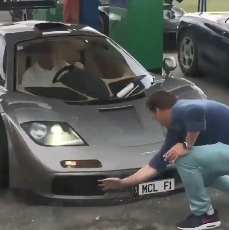 Người đàn ông lấy tay gạt đất đá để siêu xe McLaren F1 dễ di chuyển Người đàn ông lấy tay gạt đất đá để siêu xe McLaren F1 dễ di chuyển