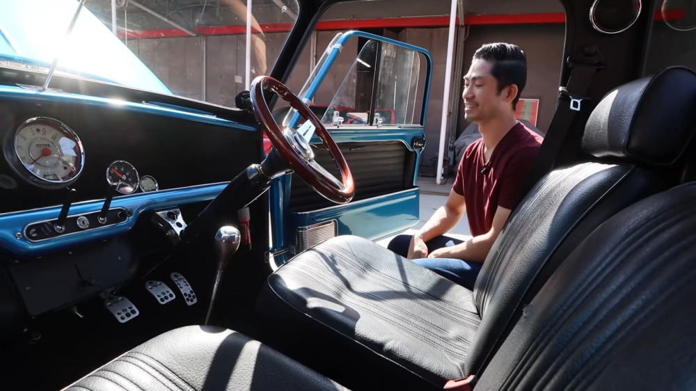 Nội thất của&nbsp;chiếc b&aacute;n tải&nbsp;Austin Mini Truck độ