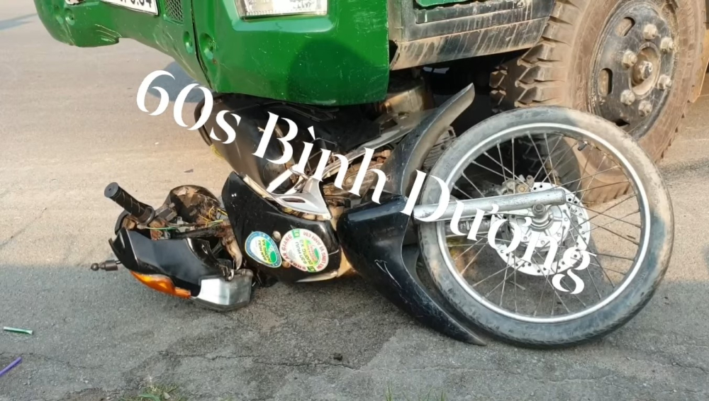 Chiếc xe máy chở 2 mẹ con bị hư hỏng nặng Chiếc xe máy chở 2 mẹ con bị hư hỏng nặng
