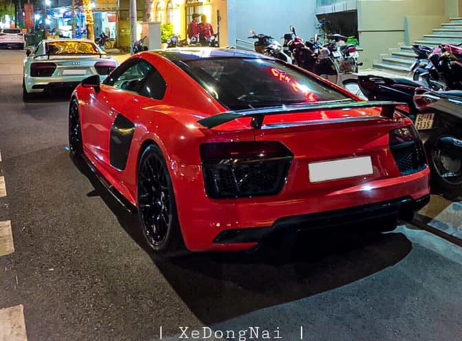 Chiếc Audi R8 V10 Plus đầu tiên về Đồng Nai có màu sơn đỏ nhưng đã được dán lại màu xanh bạc hà, chiếc thứ 2 vẫn để màu sơn đỏ