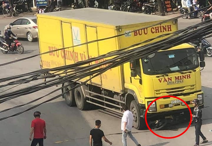 H&igrave;nh ảnh hiện trường vụ tai nạn giữa xe m&aacute;y v&agrave; xe tải ở Nghệ An v&agrave;o s&aacute;ng nay