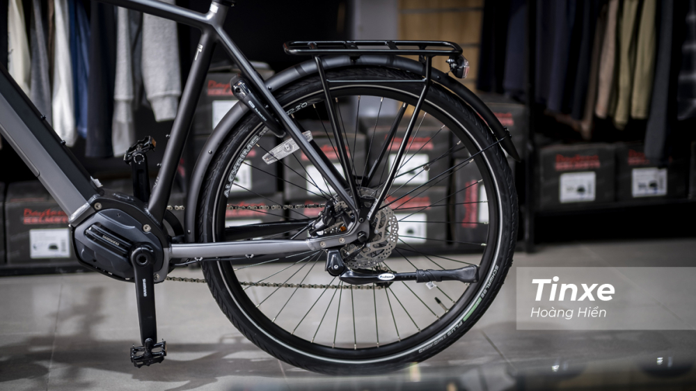 Đi kèm với đó là bộ phanh Shimano Deore M6000 kết hợp với đĩa phanh Shimano SM-RT30 có kích thước lần lượt là 180 mm và 160 mm cho phanh trước và phanh sau.