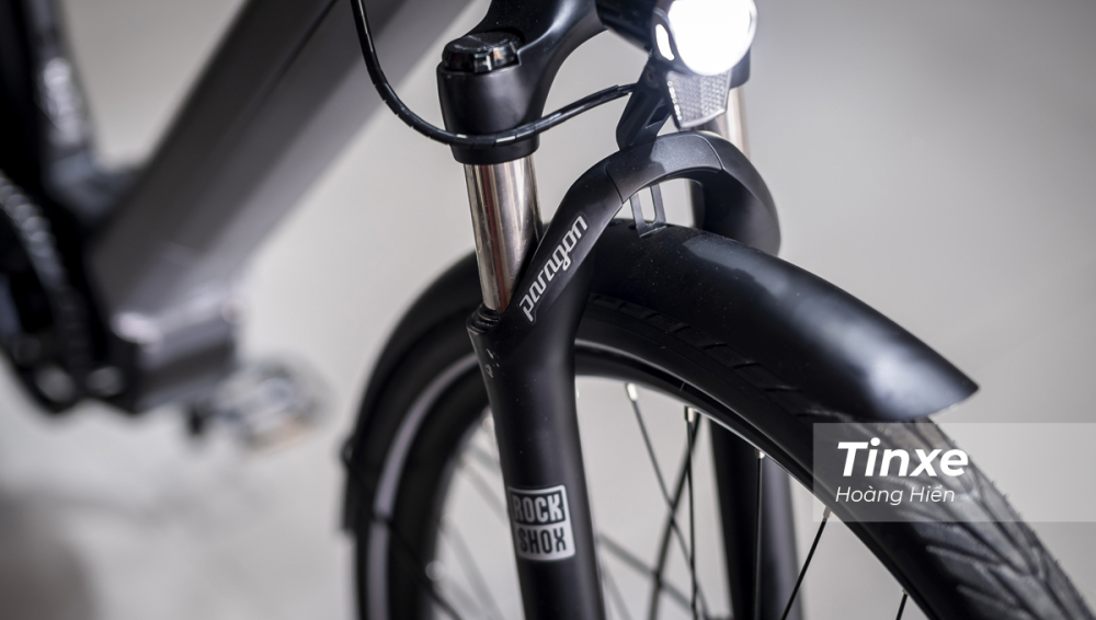Giảm xóc trước là loại Rockshox Paragon Silver TK hành trình 65 mm với van điều tiết sơn đen.