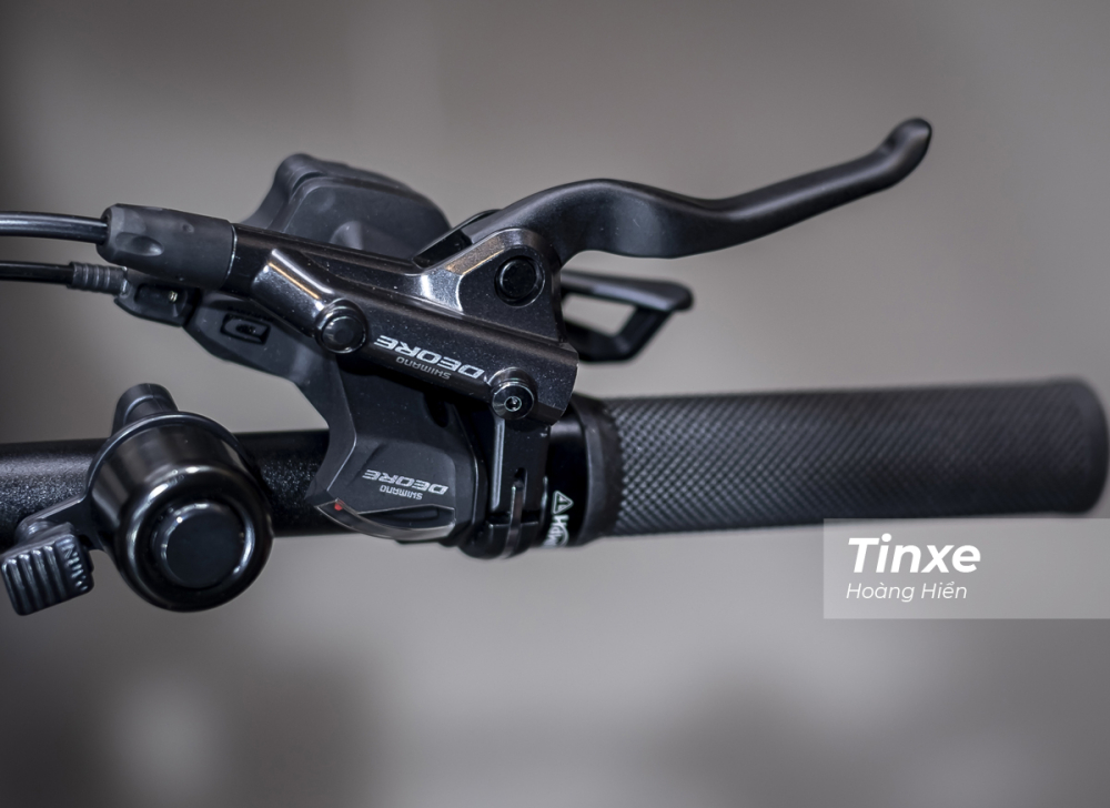 Bộ điều khiển sang chuyển líp được tích hợp trên tay lái bên phải của Triumph Trekker GT.