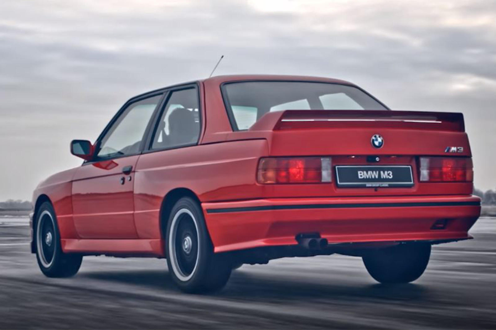 Phía sau của BMW E30 M3 Cecotto Phía sau của BMW E30 M3 Cecotto