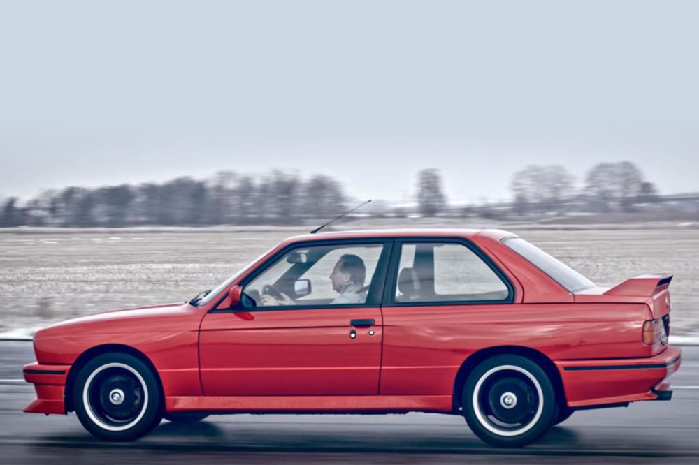 Phía bên sườn của BMW E30 M3 Cecotto Phía bên sườn của BMW E30 M3 Cecotto