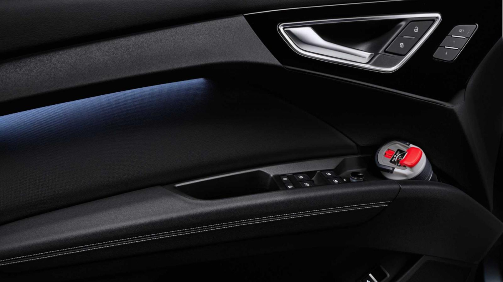 Tr&ecirc;n mặt cửa của Audi Q4 E-Tron v&agrave; Q4 Sportback E-Tron 2022 c&oacute; ngăn đựng được b&igrave;nh nước 1,5 l&iacute;t