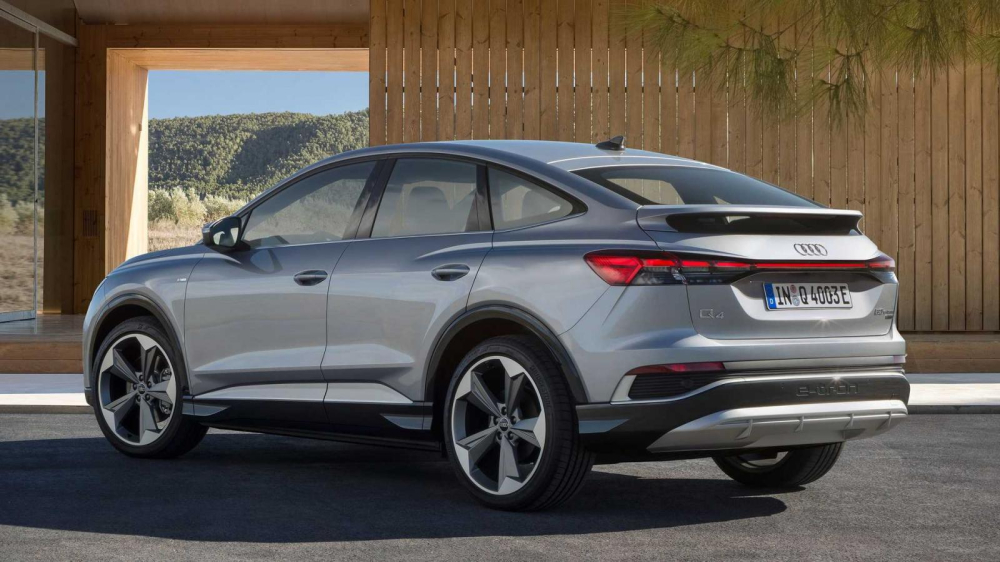 Audi Q4 E-Tron v&agrave; Q4 Sportback E-Tron 2022 đều c&oacute; đ&egrave;n hậu nối liền nhau