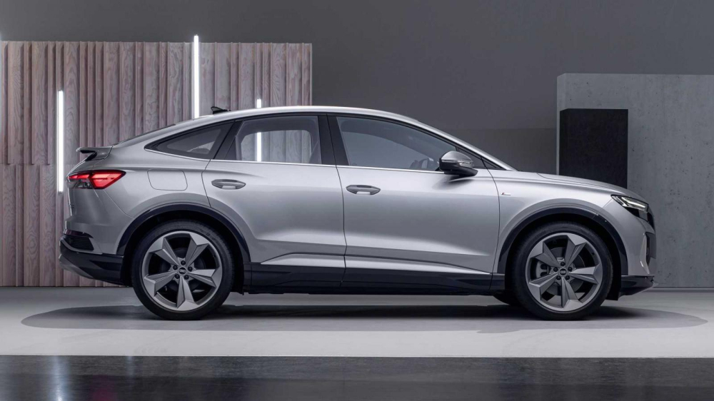 Audi Q4 Sportback E-Tron 2022 c&oacute; n&oacute;c dốc về ph&iacute;a sau như xe coupe