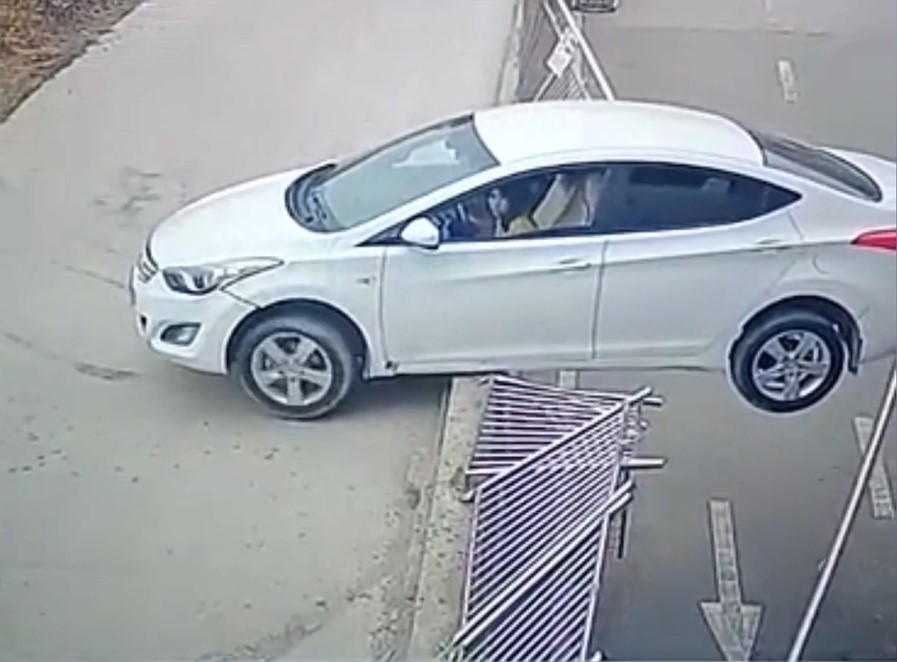 Chiếc &ocirc; t&ocirc; nằm ch&ecirc;nh v&ecirc;nh tr&ecirc;n lan can đường