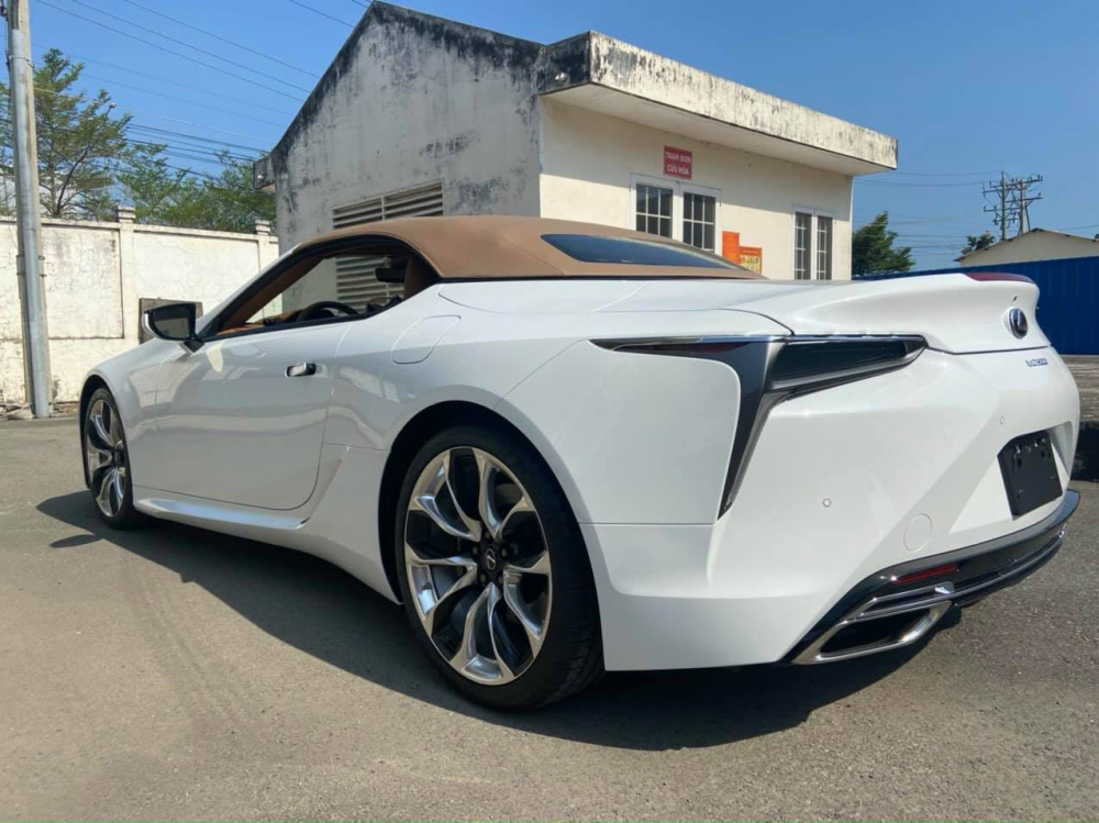 Lexus LC 500 Convertible 2021 c&oacute; tốc độ tối đa 270 km/h