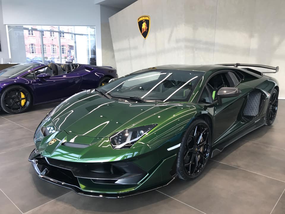 Chiếc siêu xe Lamborghini Aventador SVJ này có màu xanh lá đậm rất nổi bật và cá tính Chiếc siêu xe Lamborghini Aventador SVJ này có màu xanh lá đậm rất nổi bật và cá tính