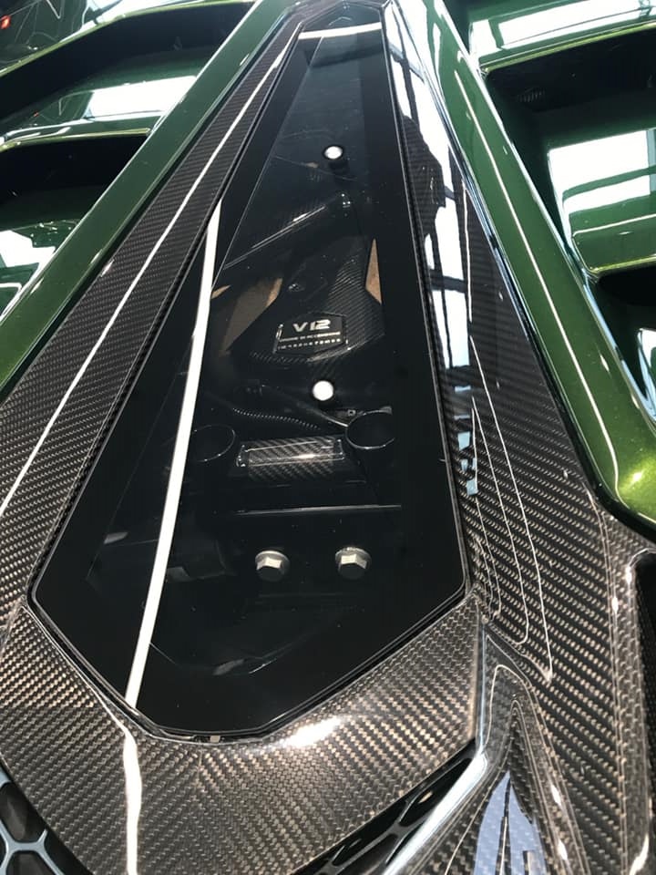 Xe có tuỳ chọn nắp khoang động cơ bằng carbon bóng Xe có tuỳ chọn nắp khoang động cơ bằng carbon bóng
