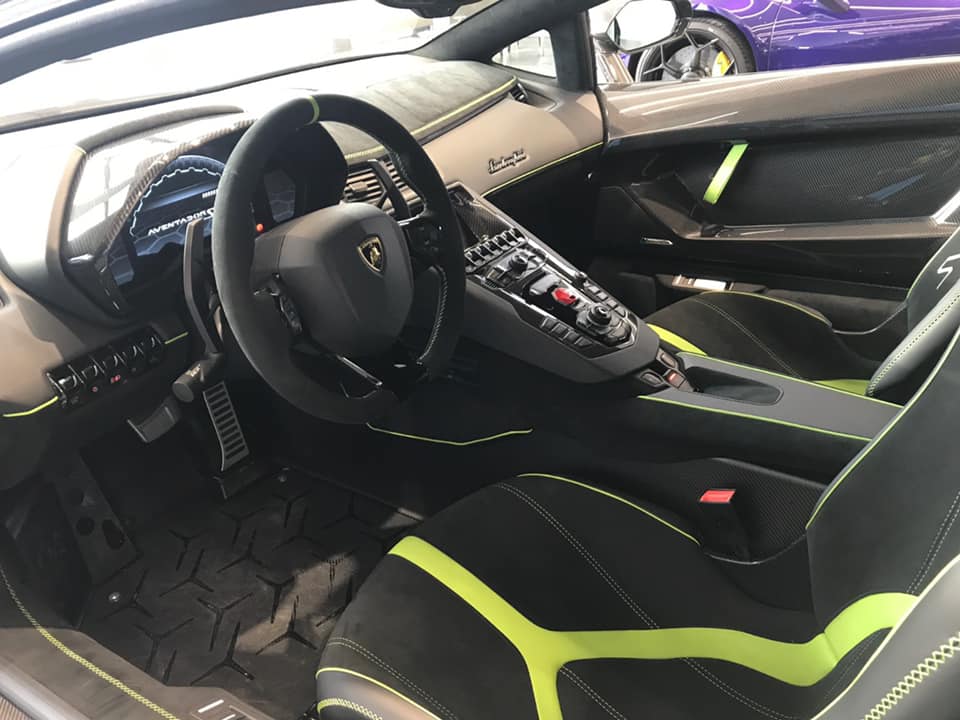 Toàn bộ khoang lái chiếc siêu xe Lamborghini Aventador SVJ mang màu Verde Ermes hứa hẹn sẽ sớm về Việt Nam Toàn bộ khoang lái chiếc siêu xe Lamborghini Aventador SVJ mang màu Verde Ermes hứa hẹn sẽ sớm về Việt Nam