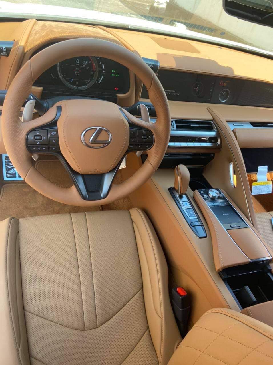 Nội thất chiếc xe Lexus LC 500 Convertible 2021 đầu ti&ecirc;n về nước bọc m&agrave;u da b&ograve;
