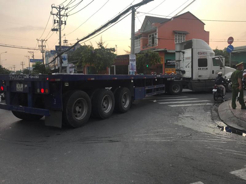 Hiện trường vụ xe container va chạm với xe máy khiến nữ sinh viên đại học bị cuốn vào gầm xe Hiện trường vụ xe container va chạm với xe máy khiến nữ sinh viên đại học bị cuốn vào gầm xe