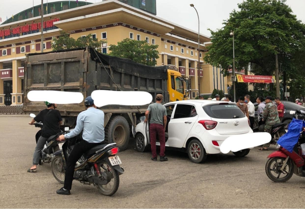 Hyundai i10 vỡ nát đầu xe sau khi tông vào xe tải Hyundai i10 vỡ nát đầu xe sau khi tông vào xe tải