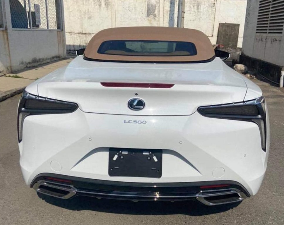 C&ograve;n đ&acirc;y l&agrave; thiết kế phần đu&ocirc;i xe Lexus LC 500 Convertible 2021