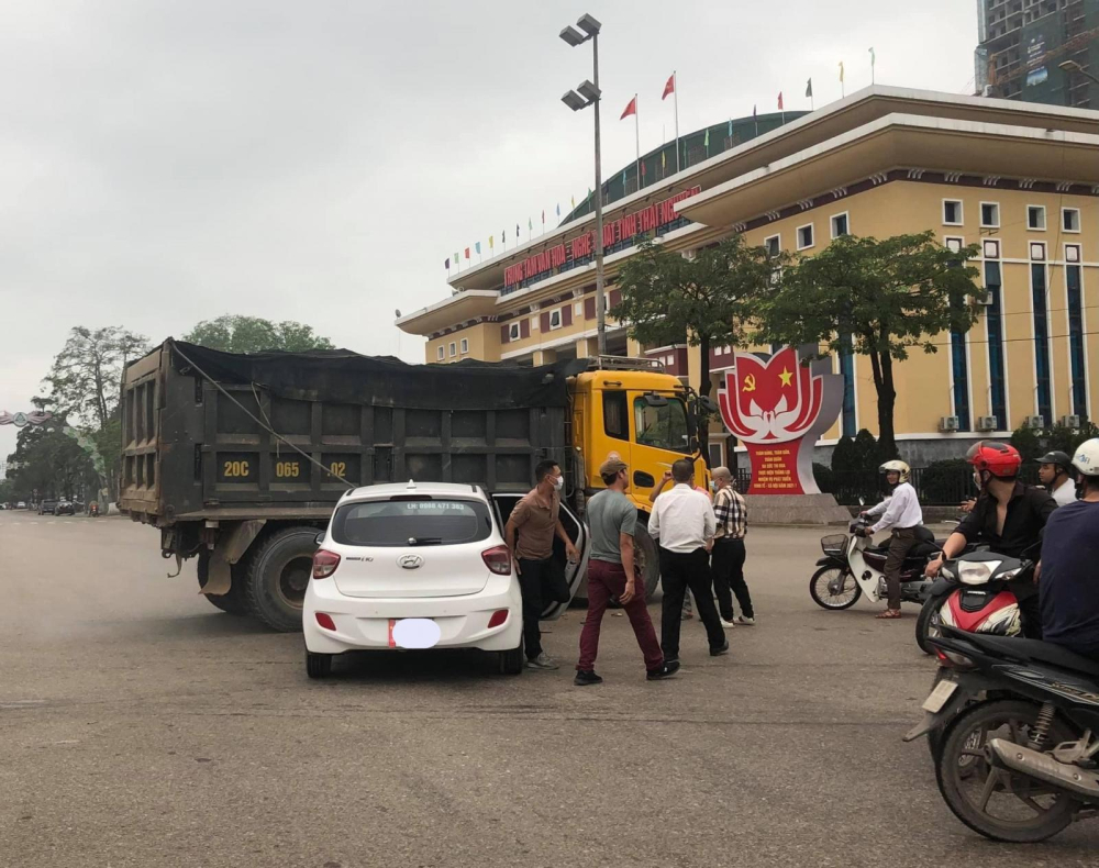 Người dân hiếu kỳ theo dõi vụ tai nạn Người dân hiếu kỳ theo dõi vụ tai nạn