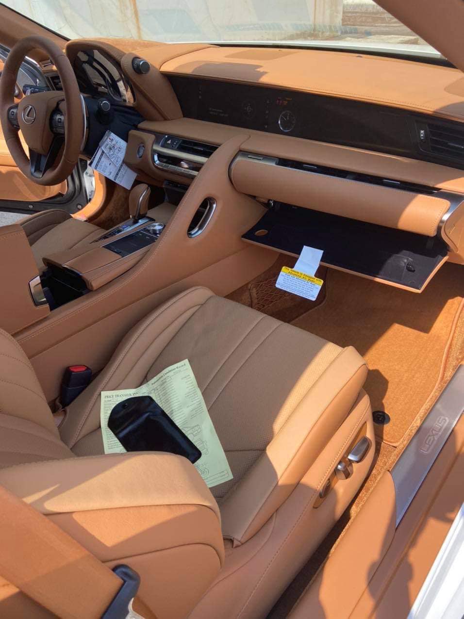 Lexus LC 500 Convertible 2021 l&agrave; mẫu xe thể thao mui trần hạng sang