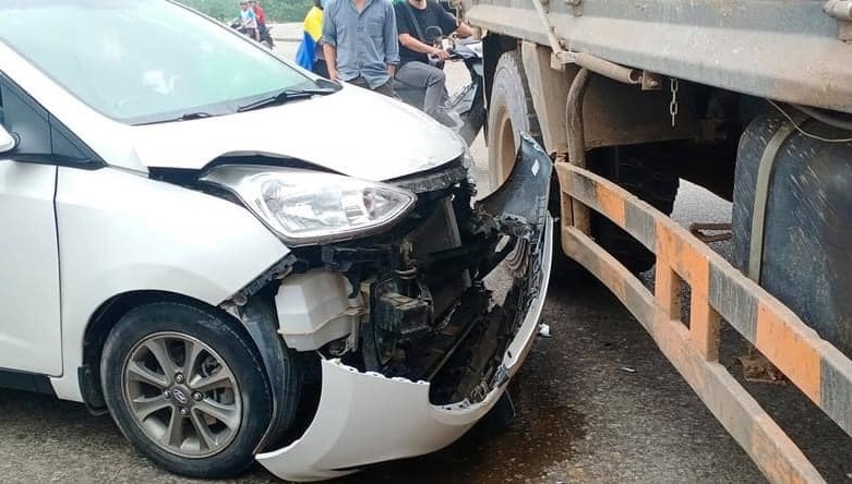 Thiệt hại của chiếc xe Hyundai i10 khá nặng Thiệt hại của chiếc xe Hyundai i10 khá nặng
