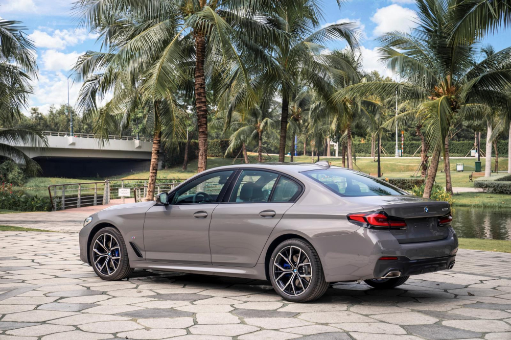 Mâm hợp kim trong gói M Sport có tạo hình cánh hoa đặc trưng của BMW, phía sau là cụm đèn hậu với giao diện LED mới. Mâm hợp kim trong gói M Sport có tạo hình cánh hoa đặc trưng của BMW, phía sau là cụm đèn hậu với giao diện LED mới.