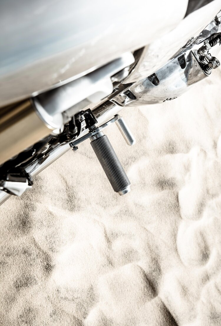 Bộ g&aacute;c ch&acirc;n Cafe Racer cũng được xưởng độ thiết kế lại tr&ecirc;n Jaeger