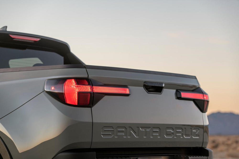 Hyundai Santa Cruz 2022 nh&igrave;n từ ph&iacute;a sau