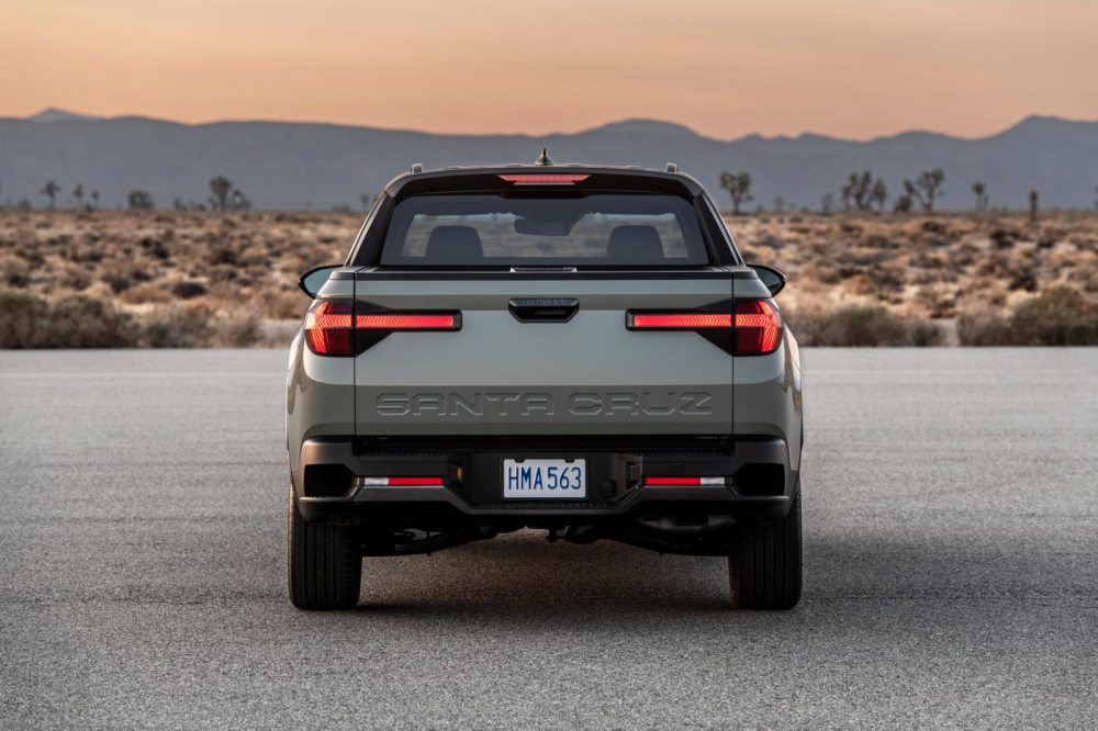 Hyundai Santa Cruz 2022 nh&igrave;n từ ph&iacute;a sau