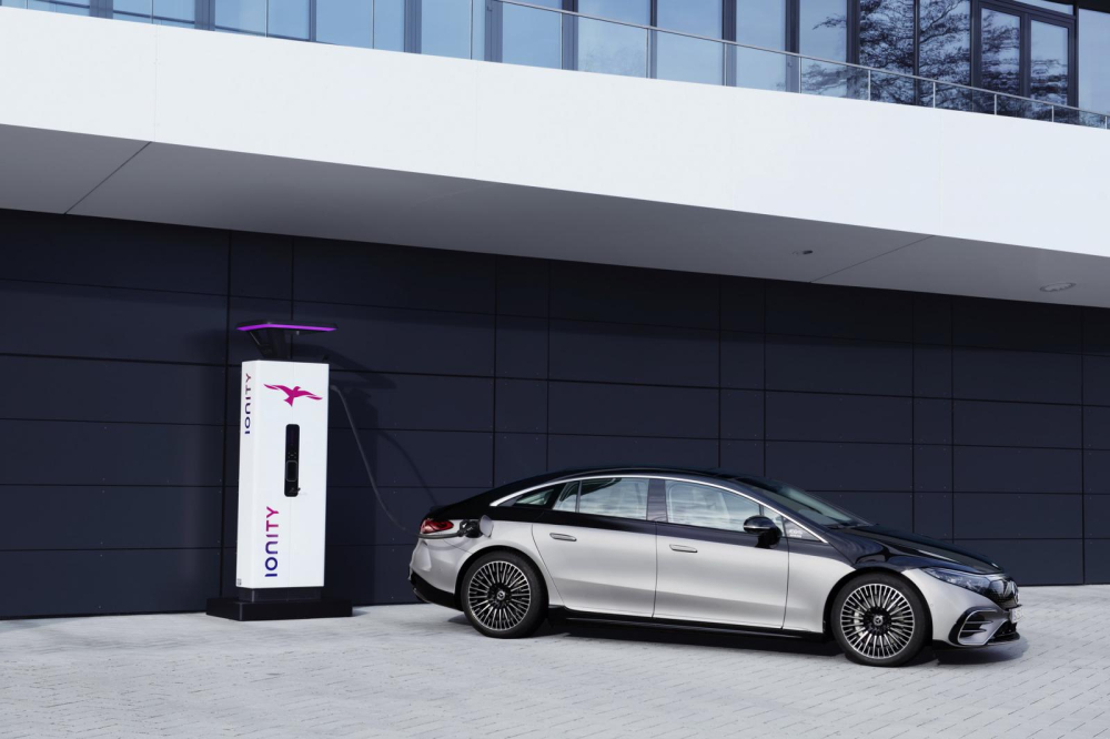 Mercedes-Benz EQS 2022 đang sạc điện