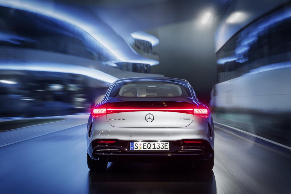 Mercedes-Benz EQS 2022 c&oacute; hệ thống đ&aacute;nh l&aacute;i cầu sau