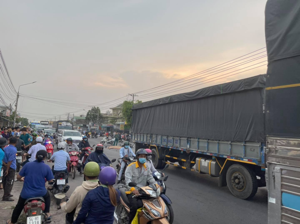 Chiếc ô tô tải tại hiện trường vụ tai nạn