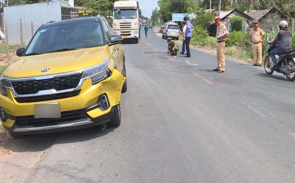 Chiếc Kia Seltos bị biến dạng đầu xe sau vụ tai nạn
