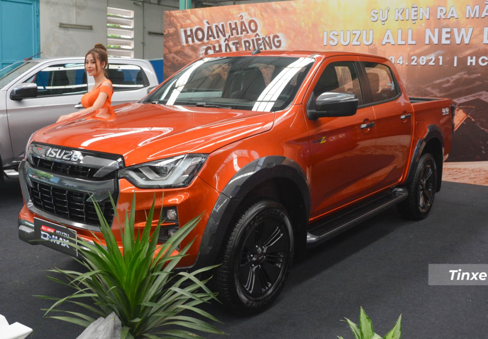 Tiếp theo đó là phần bên hông xe, ngoài vòm bánh xe khác biết, Isuzu D-Max Type Z và Isuzu D-Max Prestige LS còn có vỏ gương phối màu không giống nhau. Trên bản cao cấp nhất là đen nhám và bạc, còn bản cấp thấp hơn là đen nhám và màu sơn của xe. Gương của Isuzu D-Max Prestige chỉ có 2 tính năng là chỉnh điện, tích hợp đèn xi nhan, còn bản cao cấp hơn có thêm gập điện. Tay nắm cửa của Isuzu D-Max Type Z màu đen tạo điểm nhấn hơn so với màu bạc của 2 bản còn lại